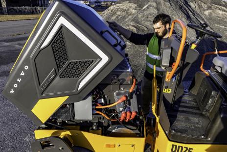 Volvo introduces first electric machine for road segment